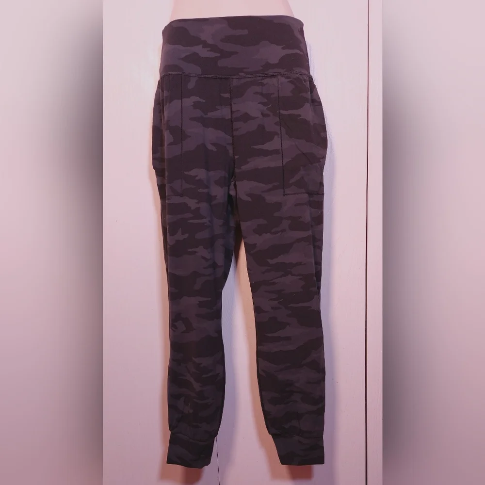 Athleta Salutation High Rise Joggers Black Gray Camouflage Size Small Yoga - Picture 12 of 12